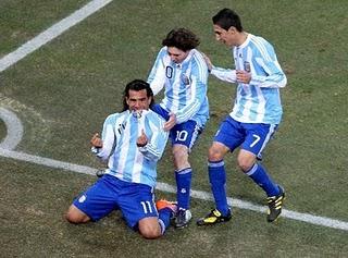 Argentina 3 - 1 México. La albiceleste gana con 12 jugadores. Incluye vídeo goles