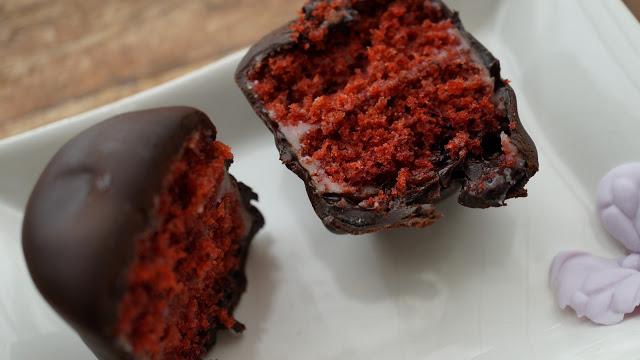 Mini tartas de Red velvet cubiertas por crema de queso y chocolate blanco y forradas con fondant de chocolate negro