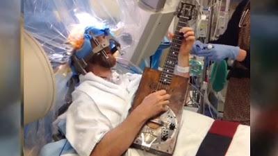 PACIENTE TOCA LA GUITARRA MIENTRAS LE OPERAN EL CEREBRO. VÍDEO PACIENTE TOCA LA GUITARRA MIENTRAS LE OPERAN EL CEREBRO. VÍDEO