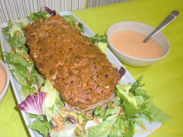 Pastel de ternera y pollo con pistachos con salsa de queso al brandy