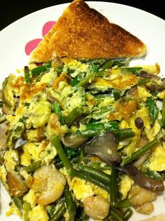 REVUELTO DE ESPARRAGOS TRIGUEROS , AJOS TIERNOS Y GAMBAS REVUELTO DE ESPARRAGOS TRIGUEROS , AJOS TIERNOS Y GAMBAS