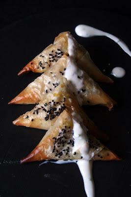 Samosas de repollo con salsa de yogur Samosas de repollo con salsa de yogur