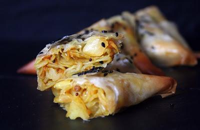 Samosas de repollo con salsa de yogur Samosas de repollo con salsa de yogur