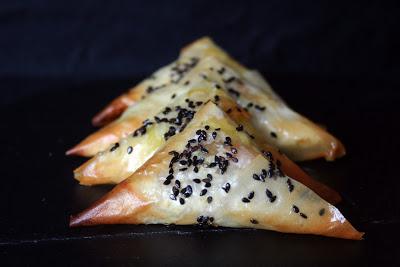 Samosas de repollo con salsa de yogur Samosas de repollo con salsa de yogur