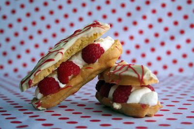 Profiteroles de chocolate blanco y frambuesas Profiteroles de chocolate blanco y frambuesas