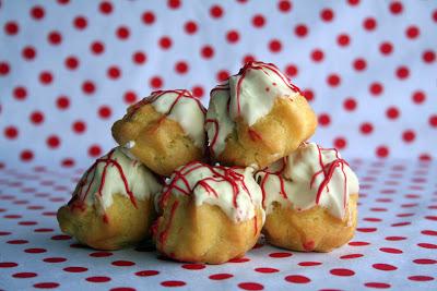 Profiteroles de chocolate blanco y frambuesas Profiteroles de chocolate blanco y frambuesas