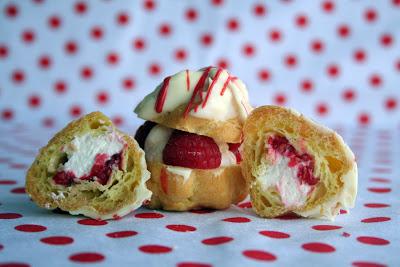Profiteroles de chocolate blanco y frambuesas Profiteroles de chocolate blanco y frambuesas