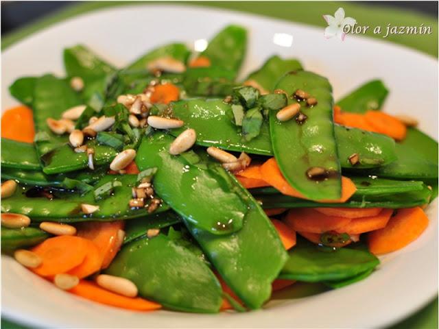 Ensalada de tirabeques, zanahorias y albahaca