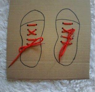Cómo enseñar a tus hijos a atarse los cordones de los zapatos, jugando Cómo enseñar a tus hijos a atarse los cordones de los zapatos, jugando