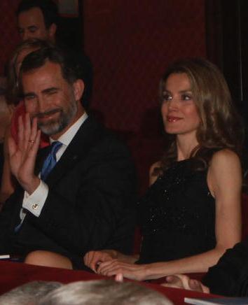 Dña. Letizia, de Felipe Varela en el Liceo de Barcelona y en la cena con el Presidente de Uruguay