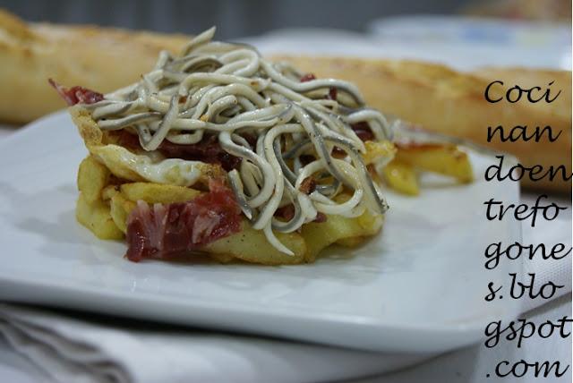 Huevos rotos con Jamón Ibérico y Gulas.