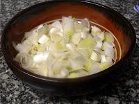 Crema de calcots con albóndigas de ternera y romesco Crema de calcots con albóndigas de ternera y romesco