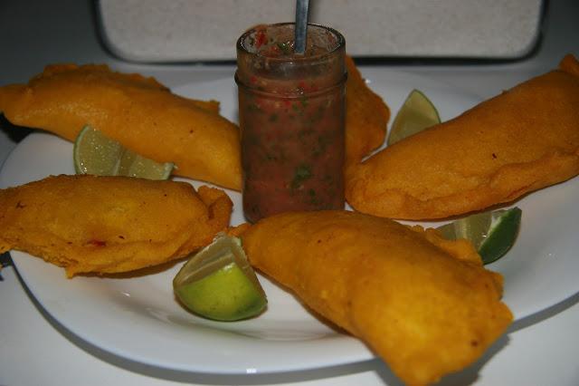 Empanadas Colombianas con Aji : Colombian food