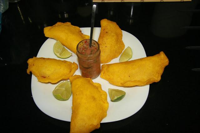 Empanadas Colombianas con Aji : Colombian food