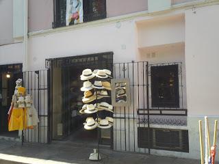 Reír por no llorar -María Gabriela León Reír por no llorar -María Gabriela León