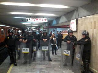 #MéxicoSOS Policías interrumpen el avance de manifestantes al #OcupaLos Pinos.