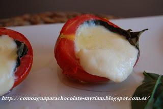 TOMATES AL HORNO CON ALBAHACA Y MOZZARELLA TOMATES AL HORNO CON ALBAHACA Y MOZZARELLA