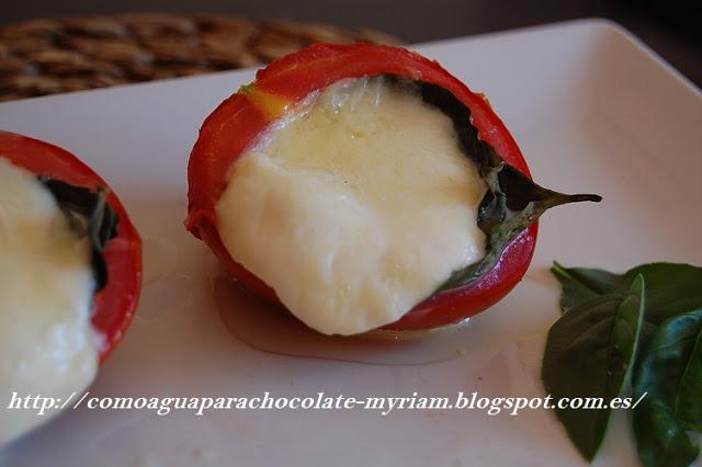 TOMATES AL HORNO CON ALBAHACA Y MOZZARELLA TOMATES AL HORNO CON ALBAHACA Y MOZZARELLA
