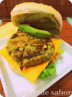 Hamburguesa de garbanzos y calabacín con ensalada de zanahorias al yogur griego Hamburguesa de garbanzos y calabacín con ensalada de zanahorias al yogur griego
