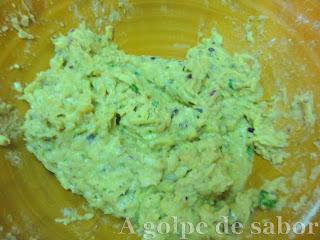 Hamburguesa de garbanzos y calabacín con ensalada de zanahorias al yogur griego Hamburguesa de garbanzos y calabacín con ensalada de zanahorias al yogur griego