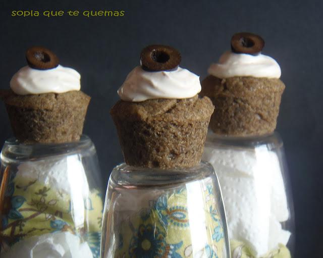PASTELILLOS DE ACEITUNAS NEGRAS CON CREMA DE ANCHOAS PASTELILLOS DE ACEITUNAS NEGRAS CON CREMA DE ANCHOAS