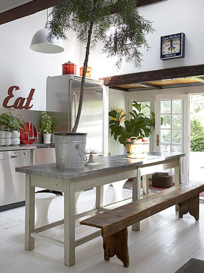 UN COMEDOR CON BANCOS DE MADERA UN COMEDOR CON BANCOS DE MADERA