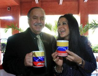  

El ex embajador de la República de Panamá ante la OEA, Guillermo A. Cochez, junto a la actriz María Conchita Alonso durante un desayuno el sábado en la ciudad de Doral.
 