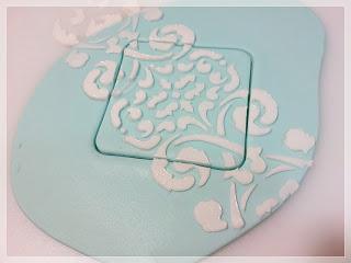 Aplicando un stencil sobre fondant