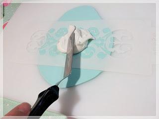 Aplicando un stencil sobre fondant