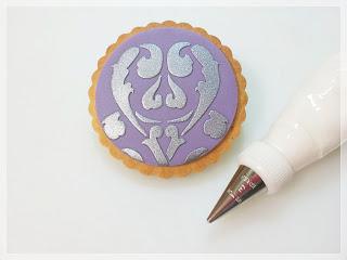 Aplicando un stencil sobre fondant