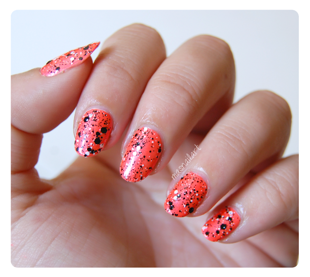 NOTD: Uñas naranja neón + Polka dots de Maybelline. NOTD: Uñas naranja neón + Polka dots de Maybelline.