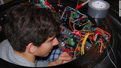 ESTUDIANTE DE SECUNDARIA CONSTRUYE SUBMARINO CON 2.000 DÓLARES ESTUDIANTE DE SECUNDARIA CONSTRUYE SUBMARINO CON 2.000 DÓLARES