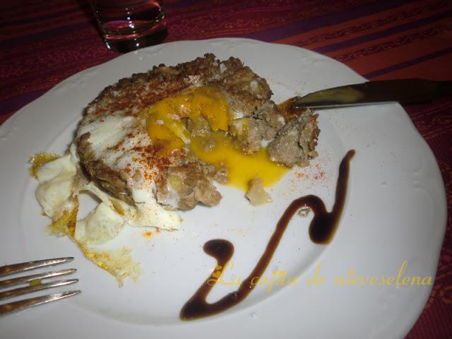 Pastel de carne individual con huevo Pastel de carne individual con huevo