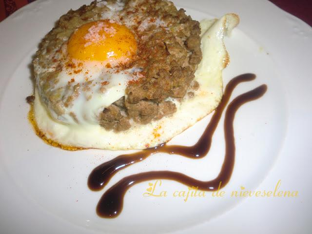 Pastel de carne individual con huevo Pastel de carne individual con huevo