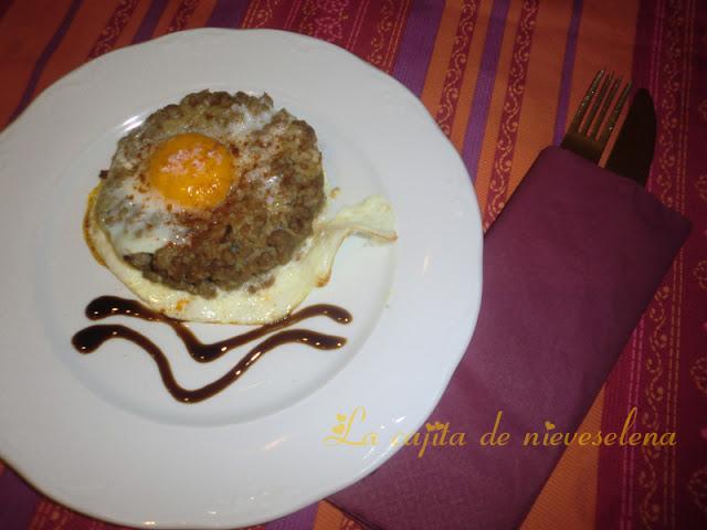 Pastel de carne individual con huevo Pastel de carne individual con huevo