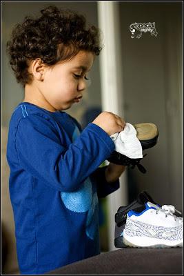 niño lipiando un zapato