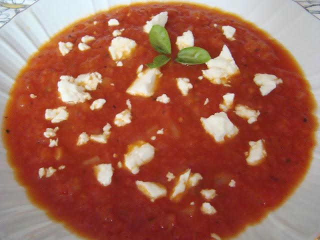 SOPA DE TOMATE A LA ALBAHACA CON QUESO FETA SOPA DE TOMATE A LA ALBAHACA CON QUESO FETA