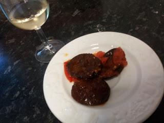 Morcilla lustre con salsa de tomate Morcilla lustre con salsa de tomate