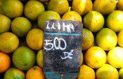 Puesto de venta naranjas en un mercado de Rio de Janeiro el 21 de septiembre de 2011