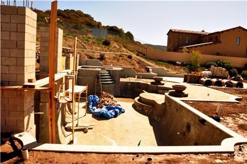 proyecto-para-crear-un-jardín-dos piscina-a-medio-construir