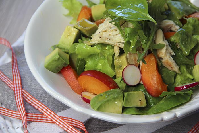 Ensalada de pollo, aguacates y albaricoques Chicken salad with avocado and apricot