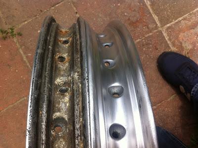 Comparación del interior de dos llantas de aluminio de Montesa Impala Comparación del interior de dos llantas de aluminio de Montesa Impala