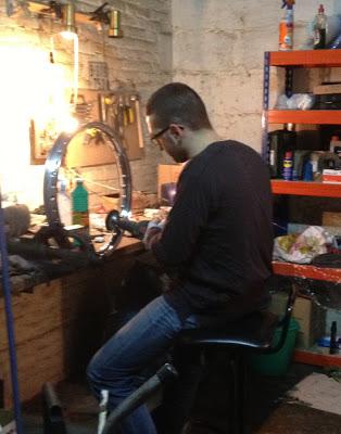 Puliendo el aluminio de una llanta de Montesa Impala Puliendo el aluminio de una llanta de Montesa Impala