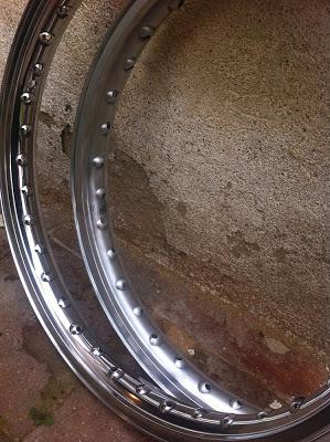 Llantas de aluminio, una pulida a espejo y la otra limpiada Llantas de aluminio, una pulida a espejo y la otra limpiada