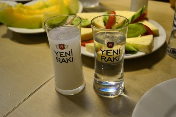 CouchSurfing, la mejor manera de conocer la verdadera Estambul Raki, el licor anisado que beben los turcos. A la izquierda, rebajado con agua. A la derecha, puro. ¡Fuertísimo!