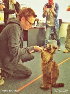 James Gunn con un mapache