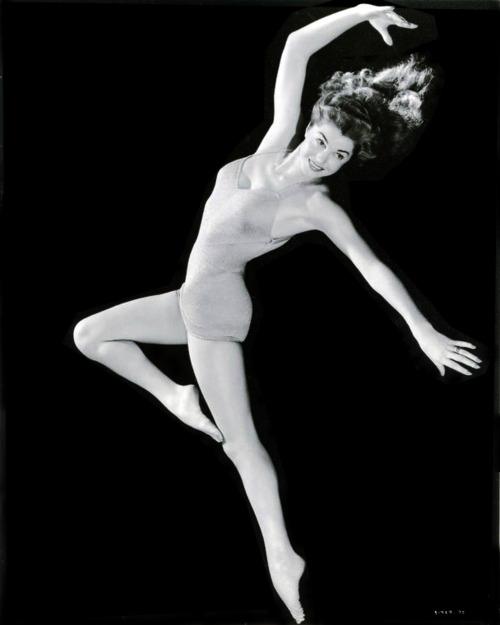 Adiós, Esther Williams Adiós, Esther Williams