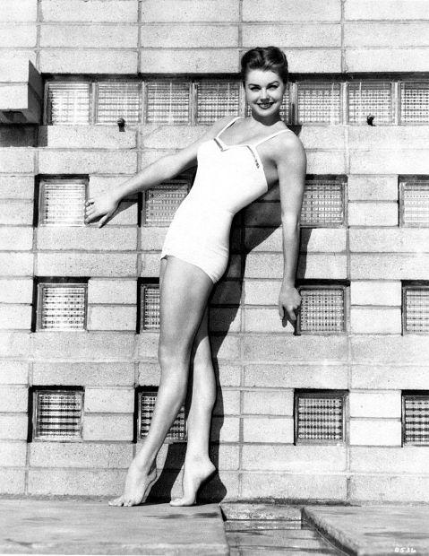 Adiós, Esther Williams Adiós, Esther Williams