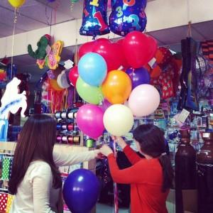 Novedades para fiestas de verano, y nuestros posts preferidos preparando ramillete de globos