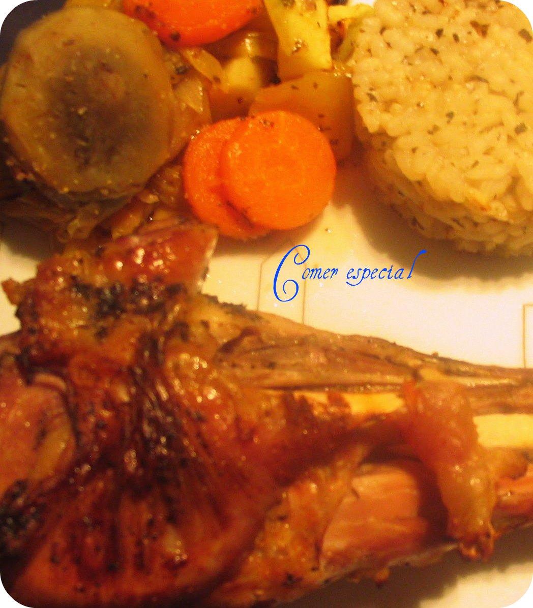 Muslo de pavo al horno con verduras y timbal de arroz a las finas hierbas Muslo de pavo al horno con verduras y timbal de arroz a las finas hierbas